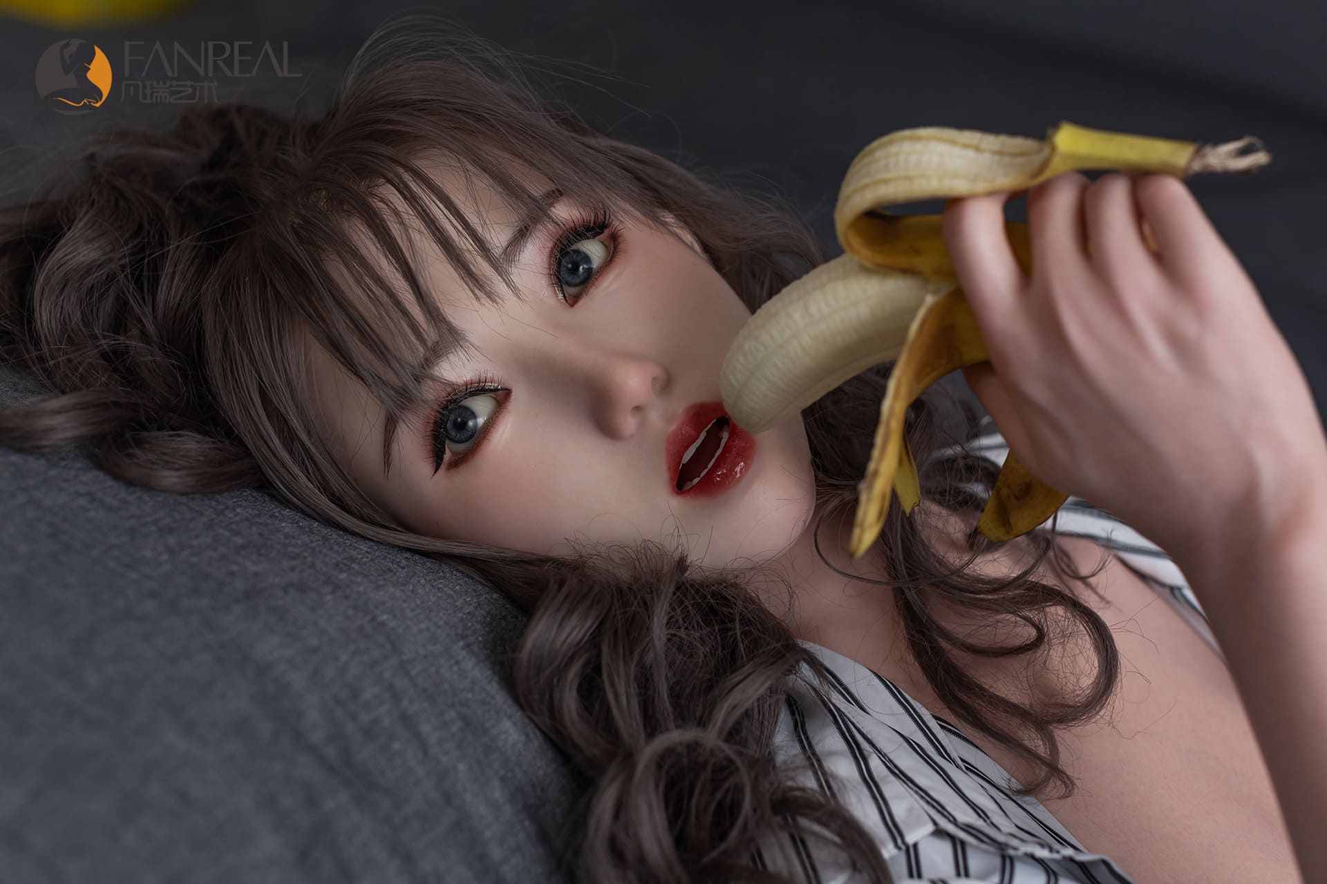 Секс-лялька Jia фото 34 - SexDolls.com.ua Секс лялька Jia їсть банан