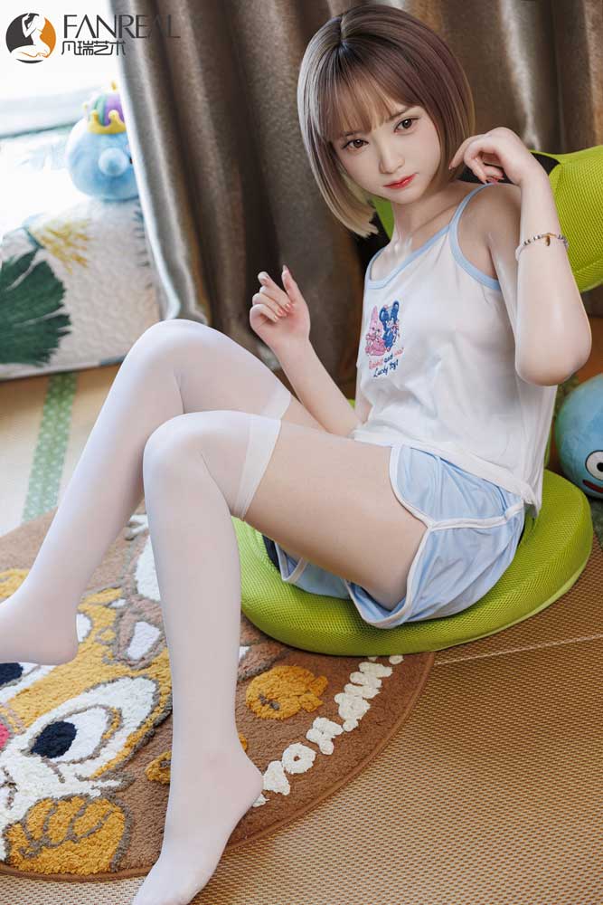Секс-лялька Kiyomi фото 03 - SexDolls.com.ua Секс лялька Kiyomi у блакитних шортах