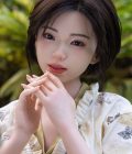 Секс лялька Sachiko дивиться в камеру