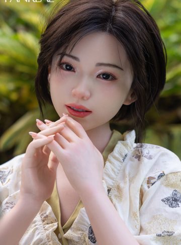 Секс-лялька Sachiko дивиться в камеру