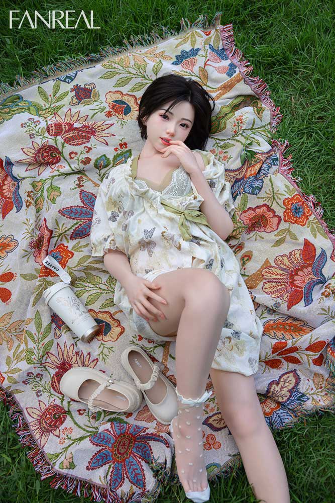 Секс-лялька Sachiko фото 40 - SexDolls.com.ua Секс лялька Sachiko сидить на підстилці