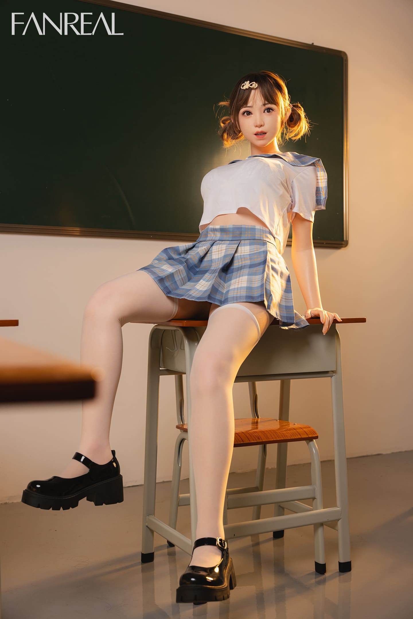 Секс-лялька Soojung фото 02 - SexDolls.com.ua Секс лялька Soojung сидить на парті