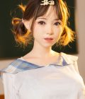 Секс лялька Soojung дивиться в камеру