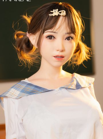 Секс-лялька Soojung дивиться в камеру
