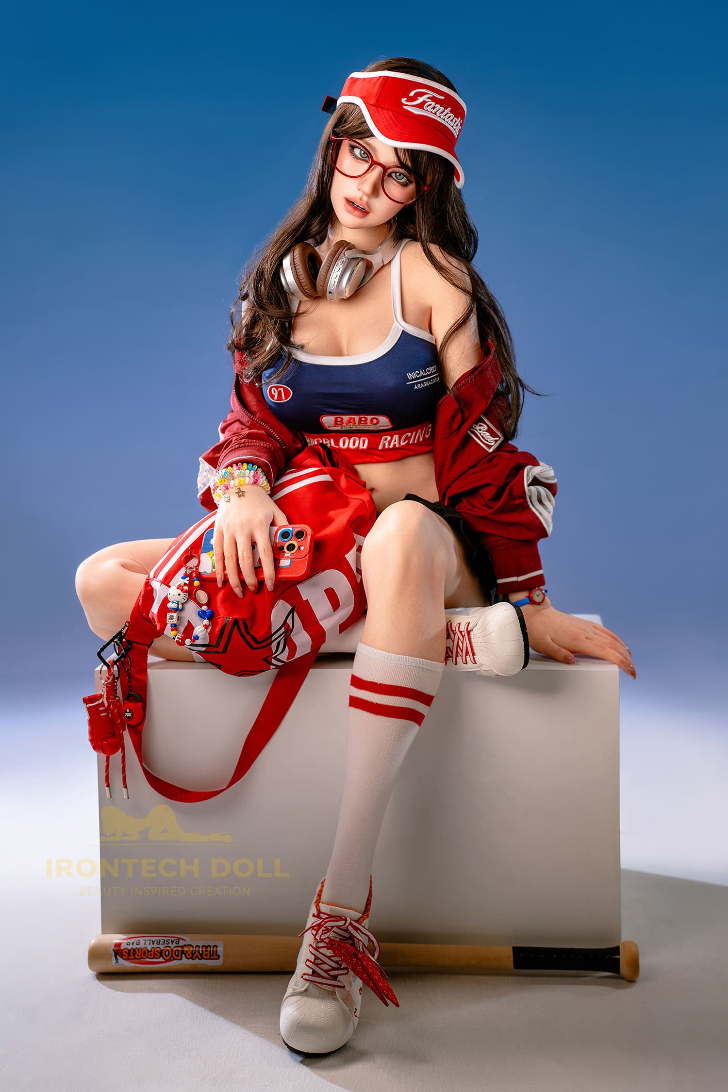 Секс-лялька Effie фото 14 - SexDolls.com.ua Секс лялька Effie тримає рюкзак в руках