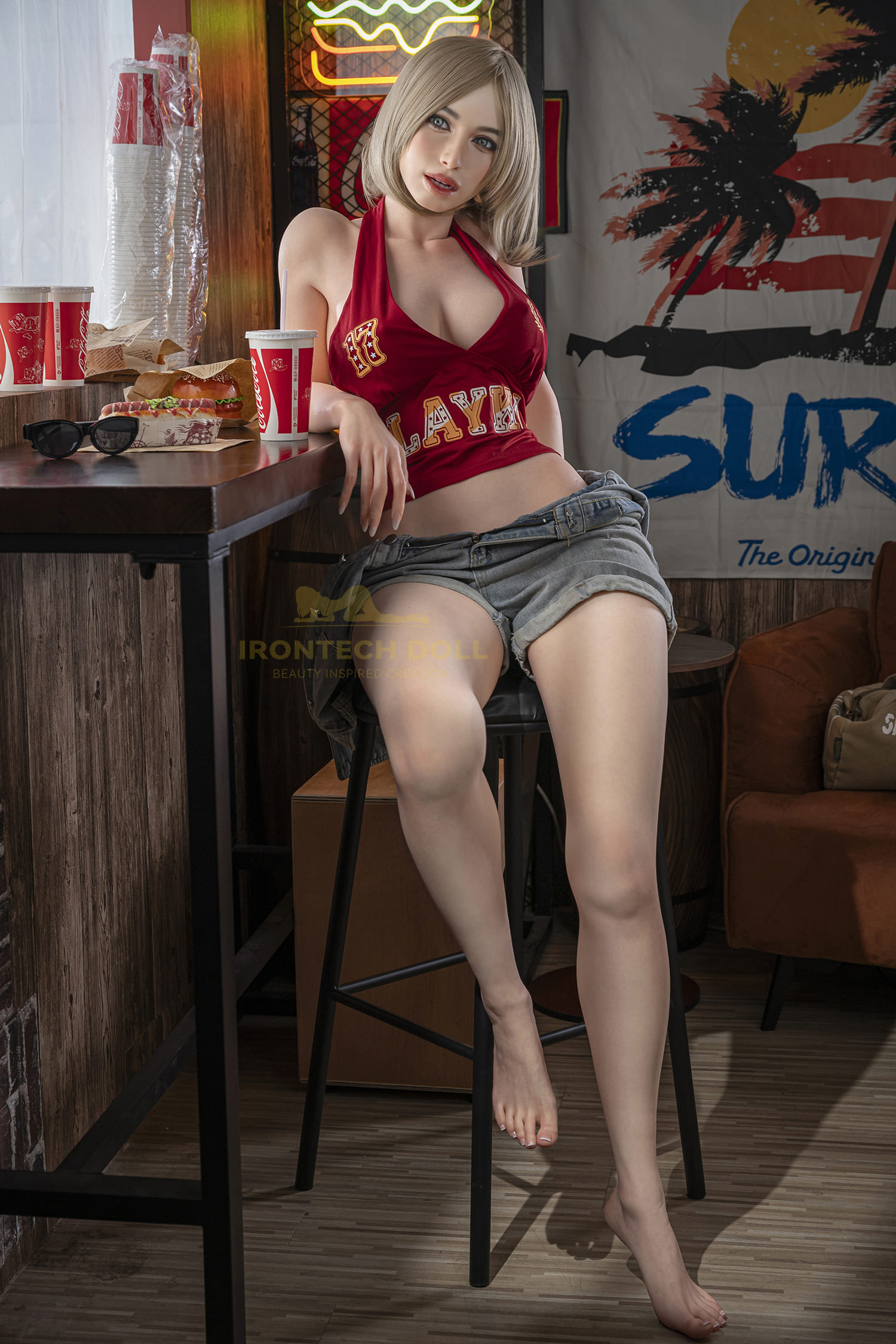 Секс-лялька Zarie фото 20 - SexDolls.com.ua Секс лялька Zarie сидить за столом