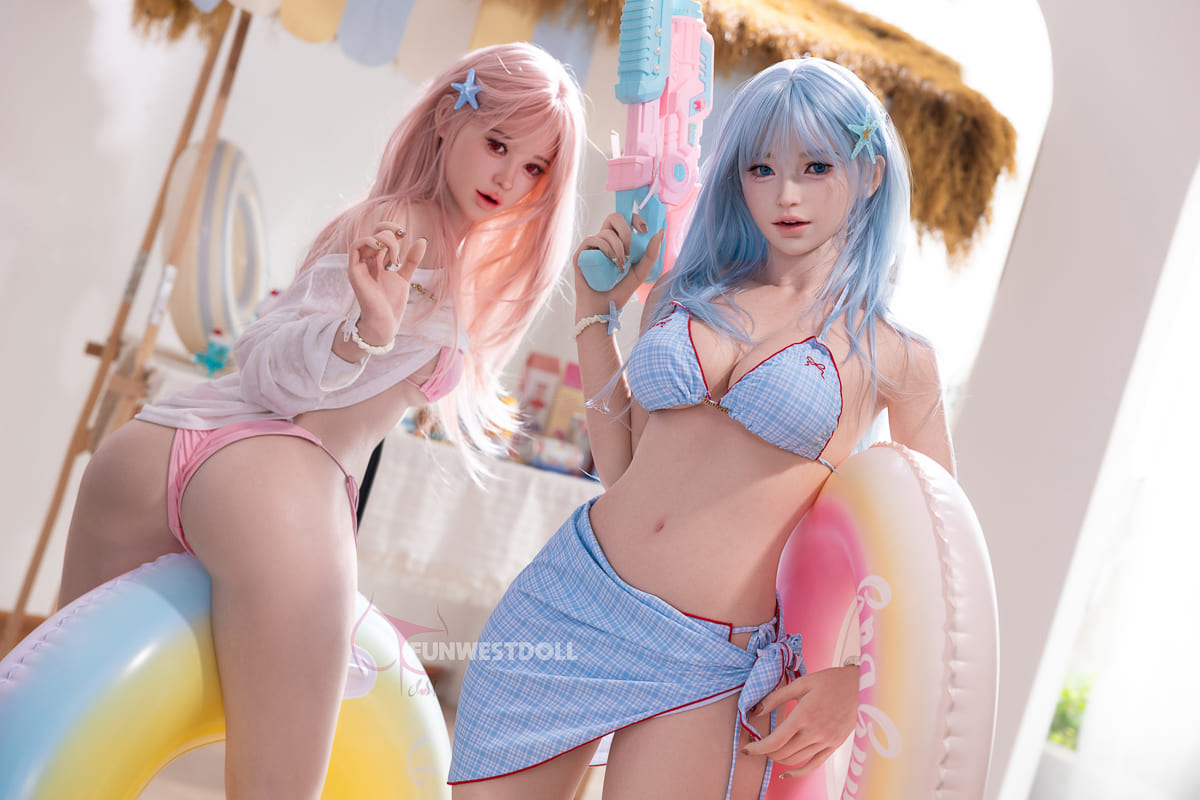 Секс-лялька Kamalia - фото 14 - SexDolls.com.ua Секс лялька Kamalia стоїть у блакитному купальнику та з блакитним волоссям
