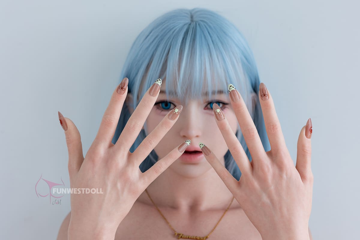 Секс-лялька Kamalia - фото 28 - SexDolls.com.ua Секс лялька Kamalia показує пальці
