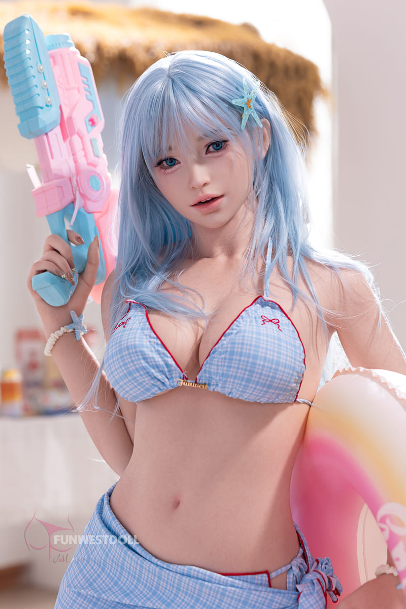 Секс-лялька Kamalia - фото 3 - SexDolls.com.ua Секс лялька Kamalia тримає у руці водяний пістолет
