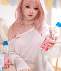 Секс лялька Lisandra у білій футболці з пляшкою