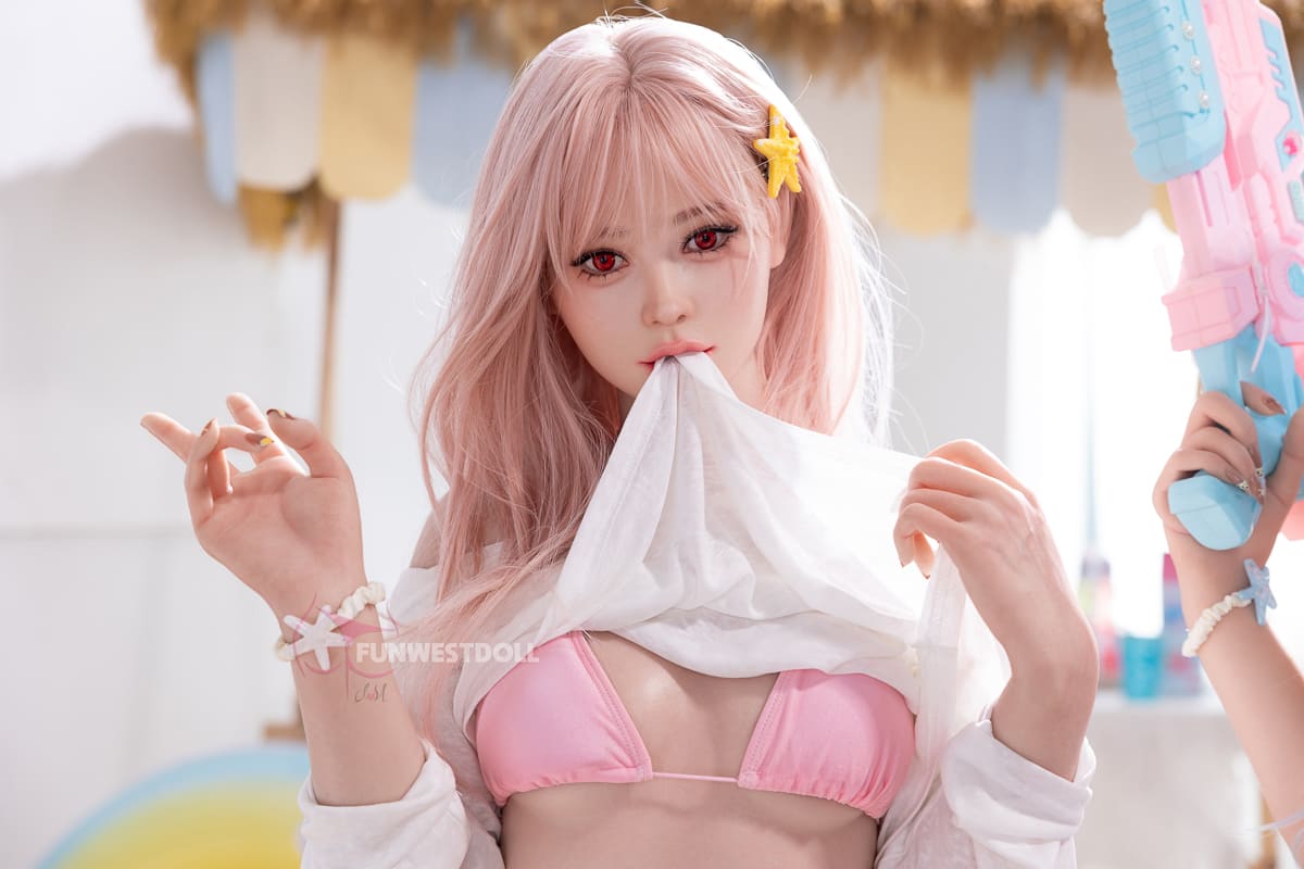 Секс-лялька Lisandra - фото 4 - SexDolls.com.ua Секс лялька Lisandra тримає футболку в роті